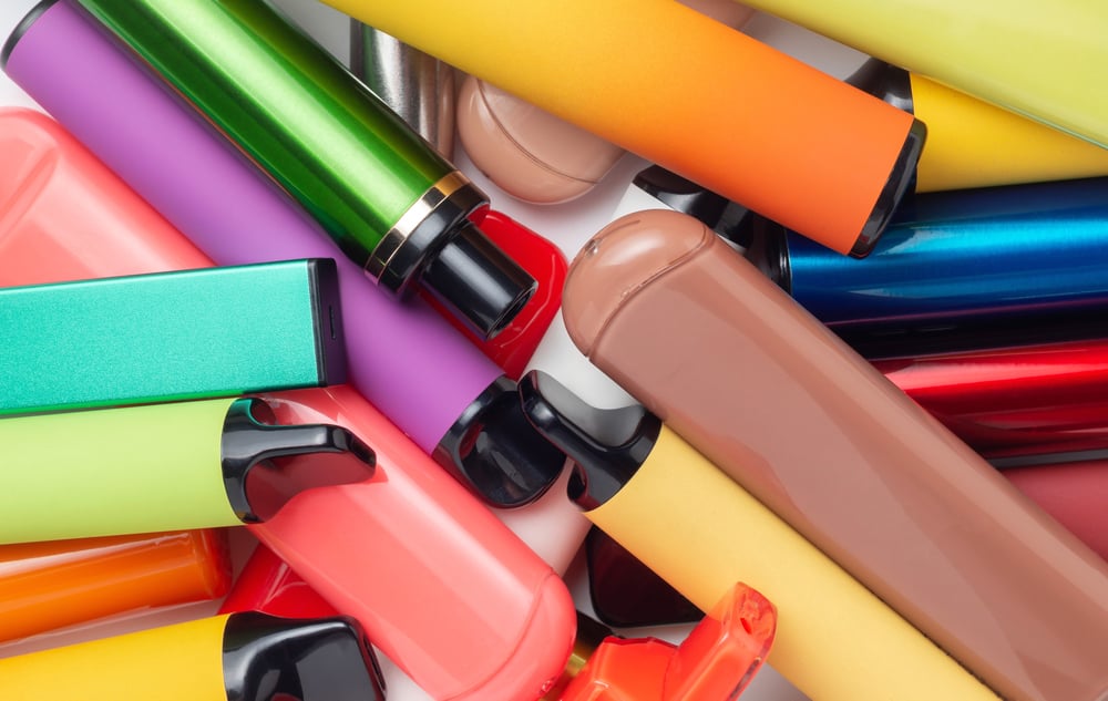 Choosing Between a Disposable Vape and a Rechargeable Vape